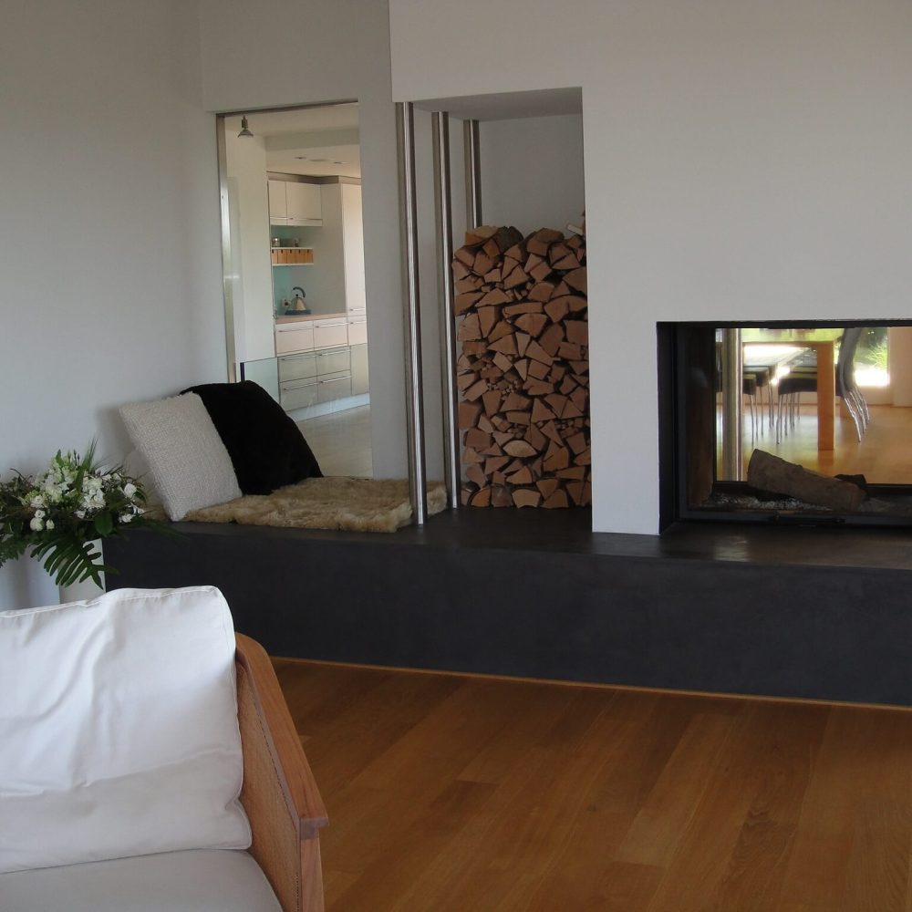 ein moderner Kamin mit Holzlager im Wohnzimmer