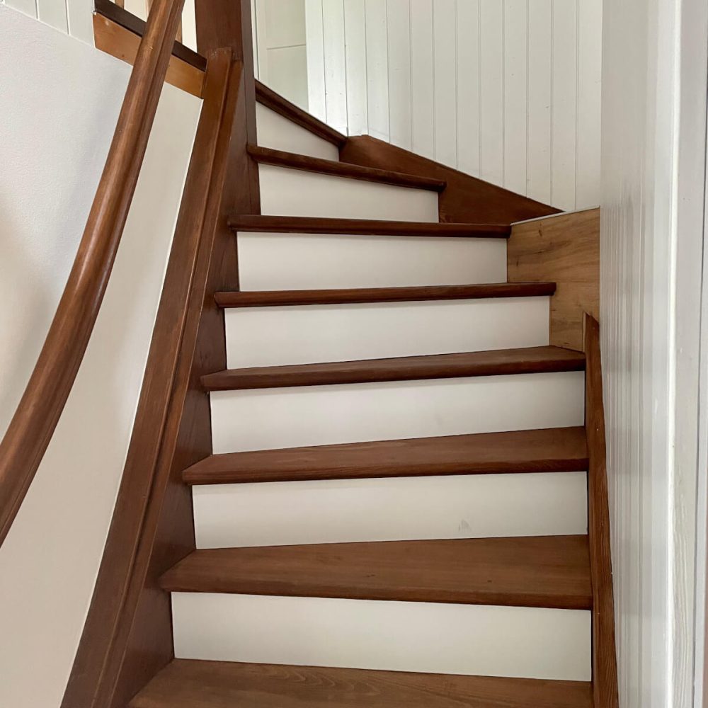 eine modernisierte Treppe in einem Altbau