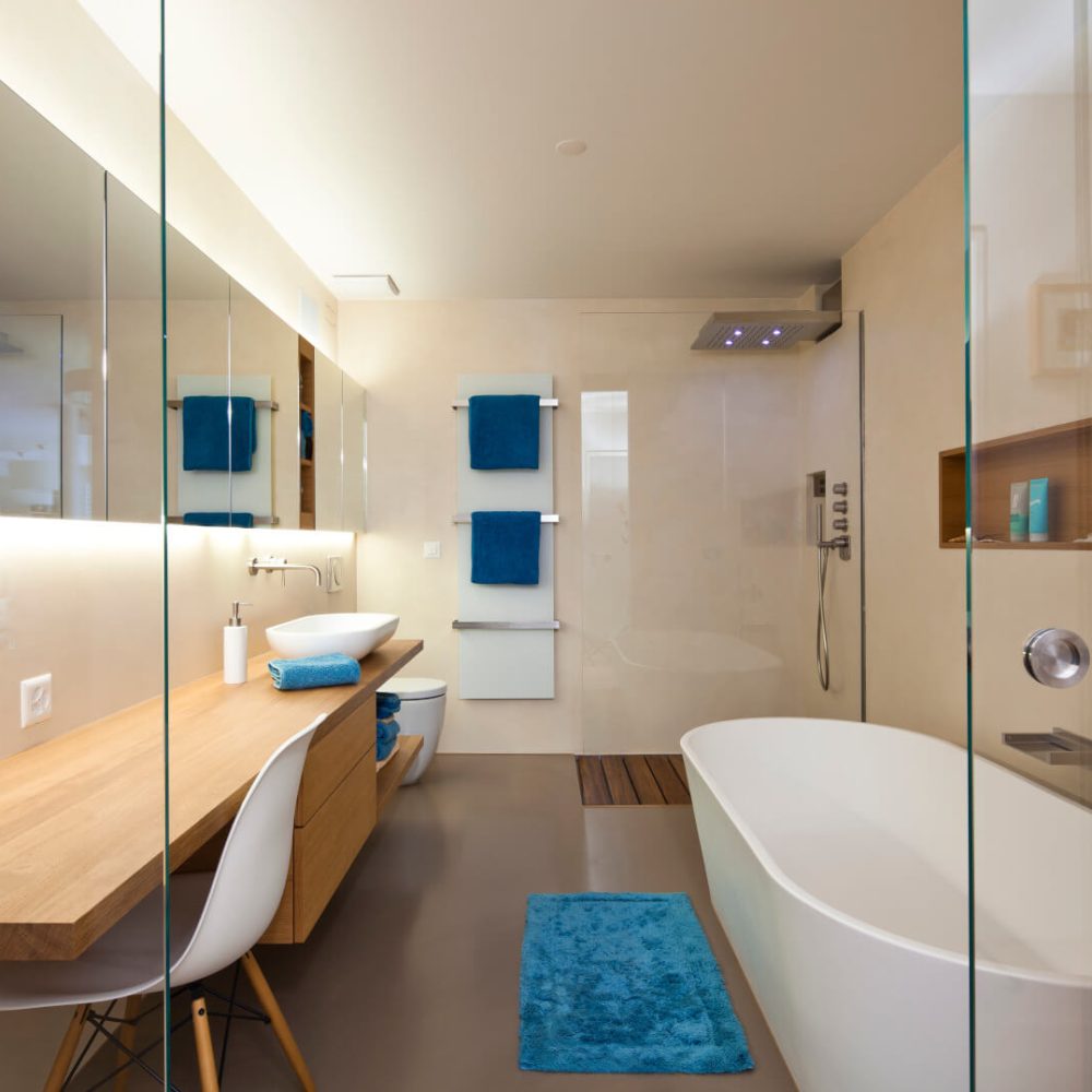 ein modernes Badezimmer mit blauen Akzenten