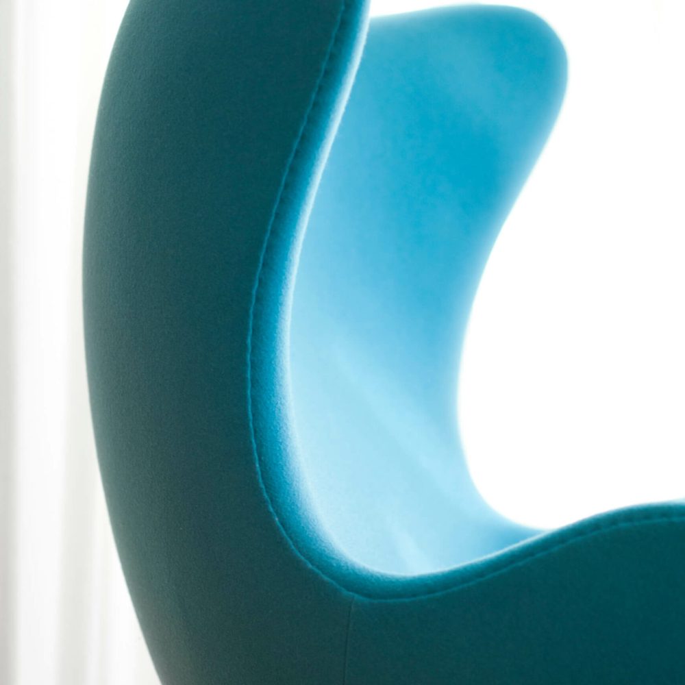 ein blauer Sessel